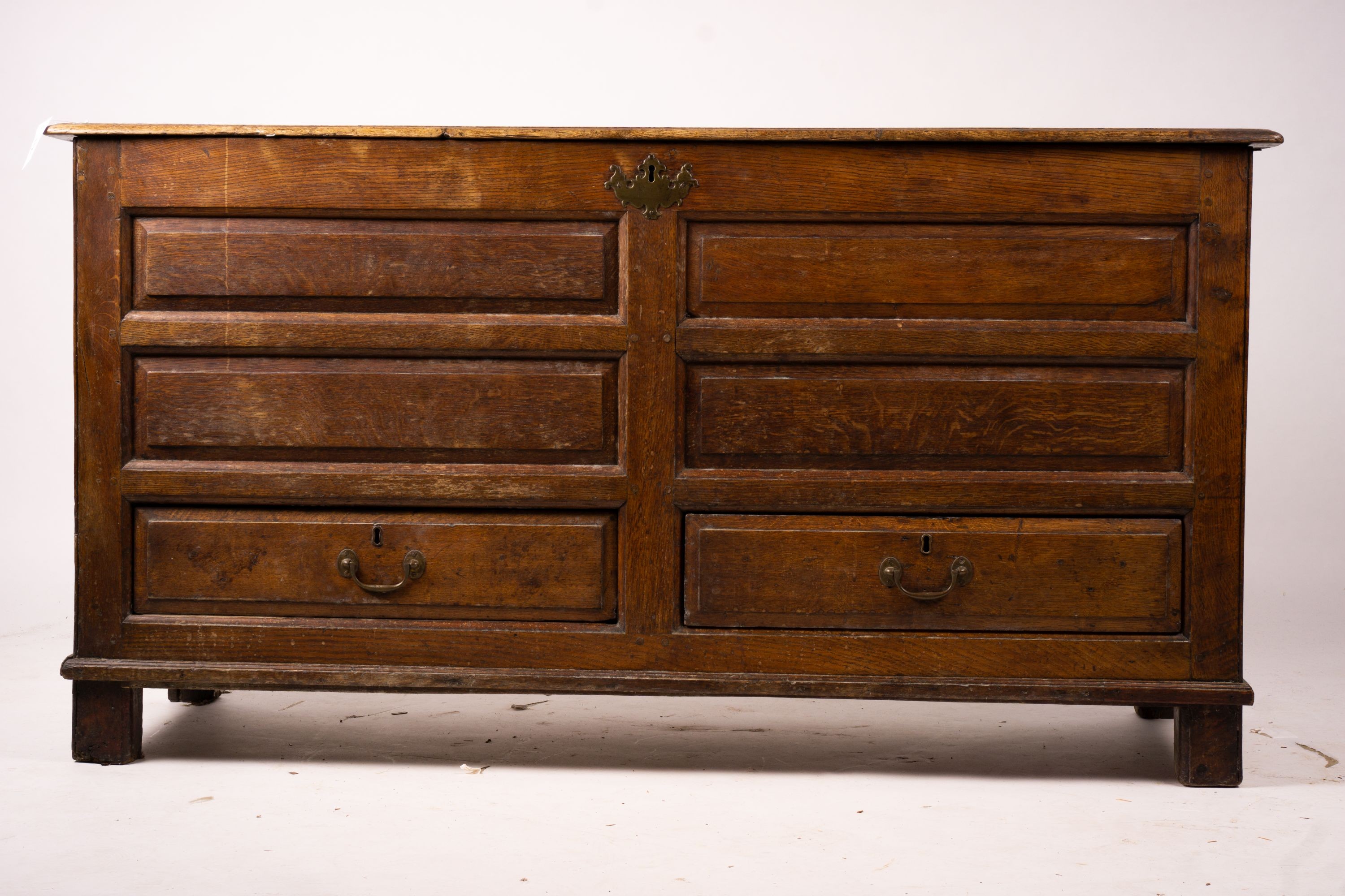 An 18th century oak mule chest, length 150cm, depth 56cm, height 80cm